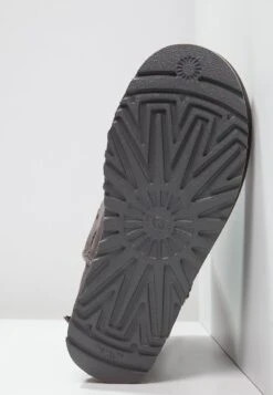Ugg Bailey Bow - Korte Laarzen - Grey 14 Ugg Bailey Bow - Korte Laarzen - Grey -Kleding Discountwinkel 04e16e88c3674ea1b533a7269ed9fc2f
