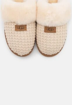 Ugg Cozy - Pantoffels - Cream 13 Ugg Cozy - Pantoffels - Cream -Kleding Discountwinkel 0ba294fceeec41fb9fb38426add47e61