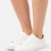 ESPRIT Sneakers Laag - Off White -Kleding Discountwinkel 24c0f7cbafc64a40aba14cad80883d16