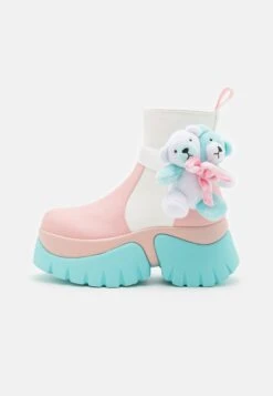 KOI FOOTWEAR Melanie Martinez Sweet Teddy Bear Platform Boots - Korte Laarzen - Blue/Pink/White 9 KOI FOOTWEAR Melanie Martinez Sweet Teddy Bear Platform Boots - Korte Laarzen - Blue/Pink/White -Kleding Discountwinkel 327576a8c73f49029ef0ebc06c504cba
