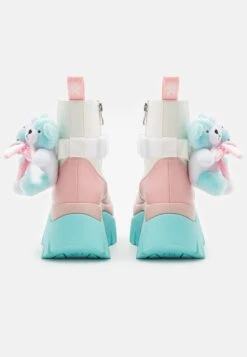 KOI FOOTWEAR Melanie Martinez Sweet Teddy Bear Platform Boots - Korte Laarzen - Blue/Pink/White 11 KOI FOOTWEAR Melanie Martinez Sweet Teddy Bear Platform Boots - Korte Laarzen - Blue/Pink/White -Kleding Discountwinkel 4b80000437fe49128bbe5fd8d98b6074