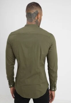 Pier One Muscle Fit Stand- Overhemd - Oliv -Kleding Discountwinkel 6203a98ce2074a57aa2427fe331f99cb