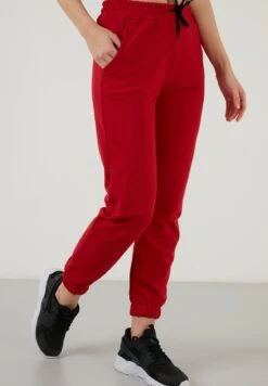 LELA Slim Fit - Trainingsbroek - Red -Kleding Discountwinkel 6896e69fe70040048443b16ad7f70ad2