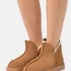 Pier One Leather- Pantoffels - Cognac -Kleding Discountwinkel 6eff35c3cb7e4f93bb4d99616e30a8c3
