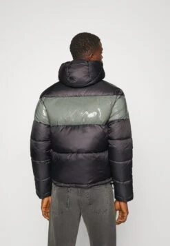 EA7 Emporio Armani Jacket - Winterjas - Black -Kleding Discountwinkel 7ce4fd5e8cc34b1a90e0d58f3bf210ae