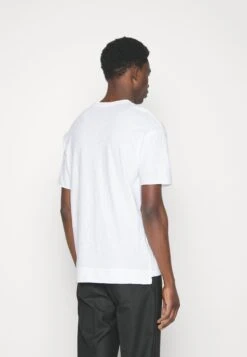 DRYKORN Eros - T-Shirt Basic - White -Kleding Discountwinkel 90f94f7baba2449bb40cda4af00f5de1