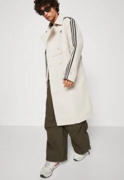 Adidas Originals 3 Stripe Coat Unisex - Trenchcoat - Beige -Kleding Discountwinkel 9bde2a46fb7e4e9dbe6c047bc2d8afdb