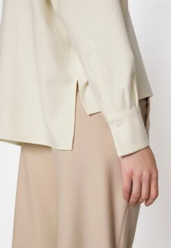 DRYKORN Cloelia - Blouse -Off White 13 DRYKORN Cloelia - Blouse -Off White -Kleding Discountwinkel c4bc0ca4918e496bb3b6ecbcc1751693