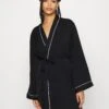 Anna Field Amanda Satin Dressing Gown - Badjas - Black -Kleding Discountwinkel c8514e45c9704a56b441d86f6c913dc1