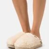 Ugg Fuzz Sugar - Pantoffels - Natural -Kleding Discountwinkel dacbaa059d464c96a98aeb961e3b81d7