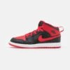 Jordan 1 Mid Unisex - Basketbalschoenen - Black/Fire Red/White 2 Jordan 1 Mid Unisex - Basketbalschoenen - Black/Fire Red/White -Kleding Discountwinkel efb16dc0ba254da4829a9b6cd7c80ee2